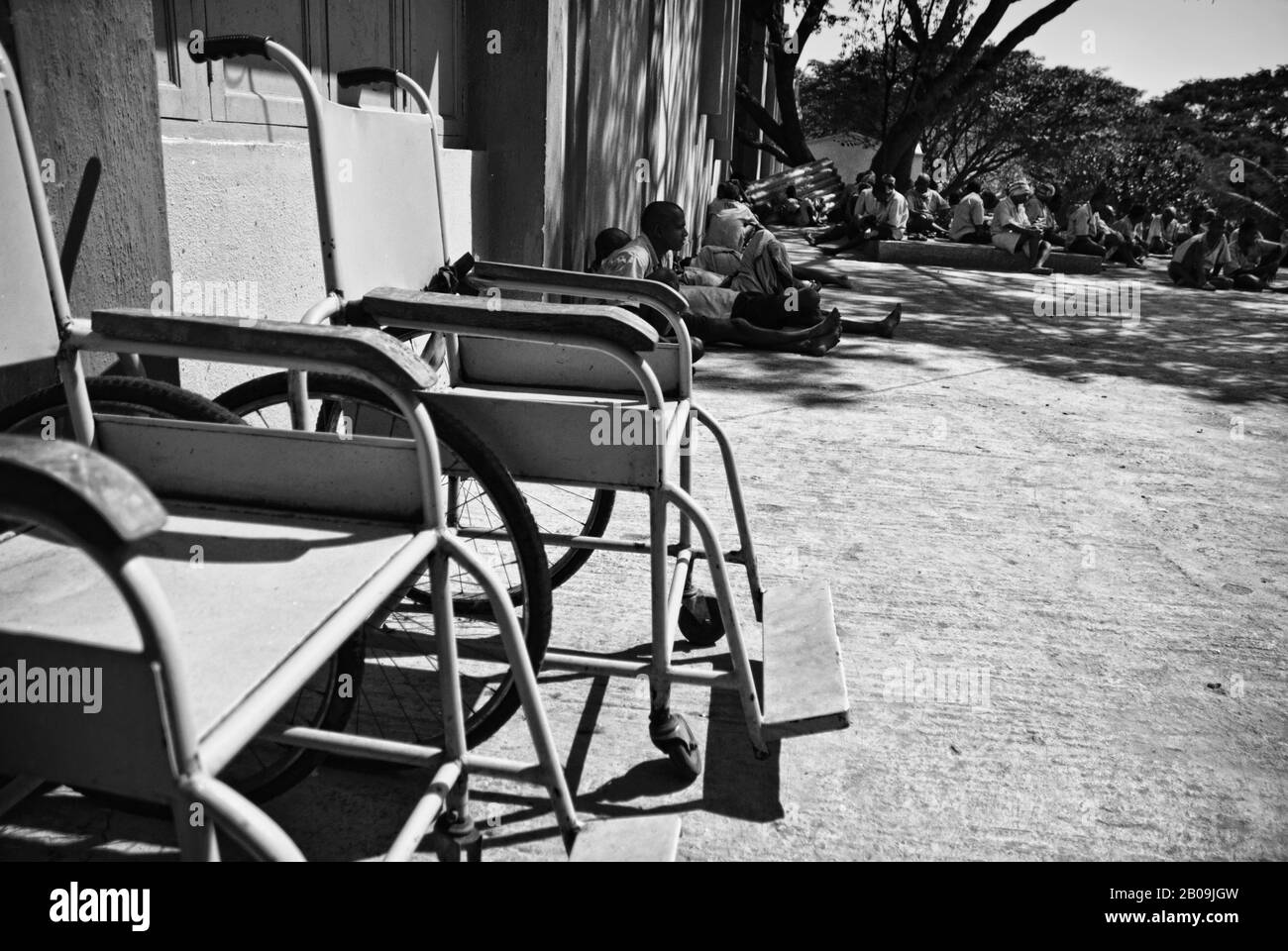 Zwei der ganz wenigen Rollstühle außerhalb eines der Wards im Betgars' Home an der Magadi Road, Bangalore. Obwohl es offiziell 289 Insassen gibt, gibt es inoffiziell mehr als 300 davon. Bangalore, Karnataka, Indien. Dezember 2010. Eines der Bilder aus der Fotogeschichte, Die Armut Kriminalisiert, von Ayush Ranka. Stockfoto