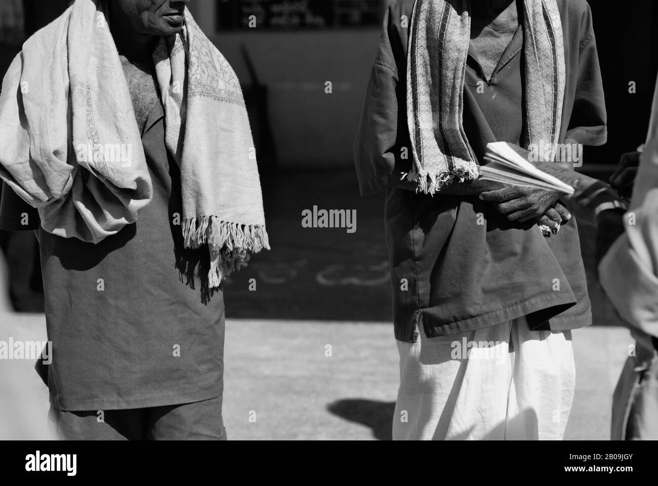 Ein Wachmann nimmt die tägliche Anwesenheit der Insassen im Betgars' Home an der Magadi Road in Bangalore, Karnataka, Indien, ein. Dezember 2010. Eines der Bilder aus der Fotogeschichte, Die Armut Kriminalisiert, von Ayush Ranka. Stockfoto