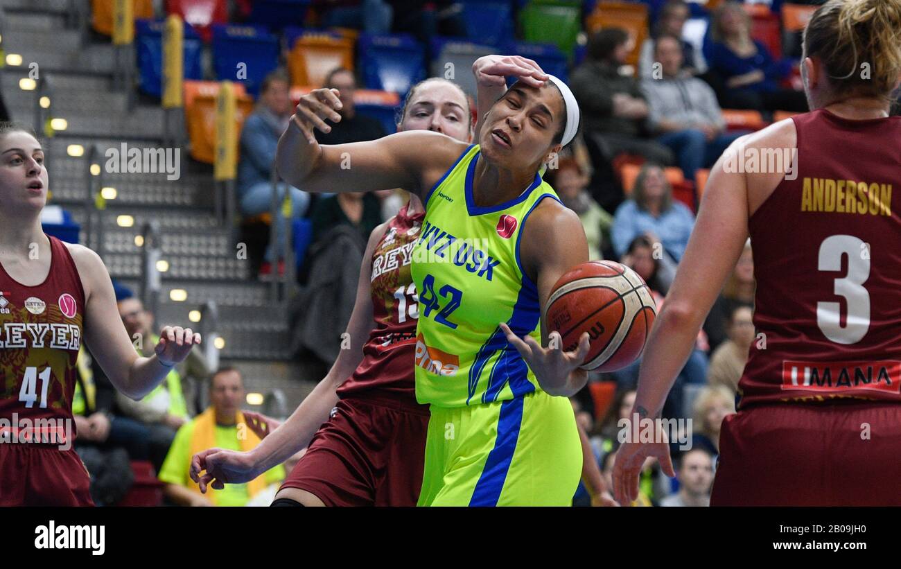 Prag, Tschechien. Feb. 2020. L-R Martina Bestagn und Gintare Petronyte aus Venedig, Brionna Jones von USK und Jolene Anderson aus Venedig im Einsatz während des 13. Vorrundenspiels der European Women's Basketball League USK Praha gegen Venedig in Prag, Tschechien, am Mittwoch, 19. Februar 2020. Kredit: Michal Kamaryt/CTK Foto/Alamy Live News Stockfoto