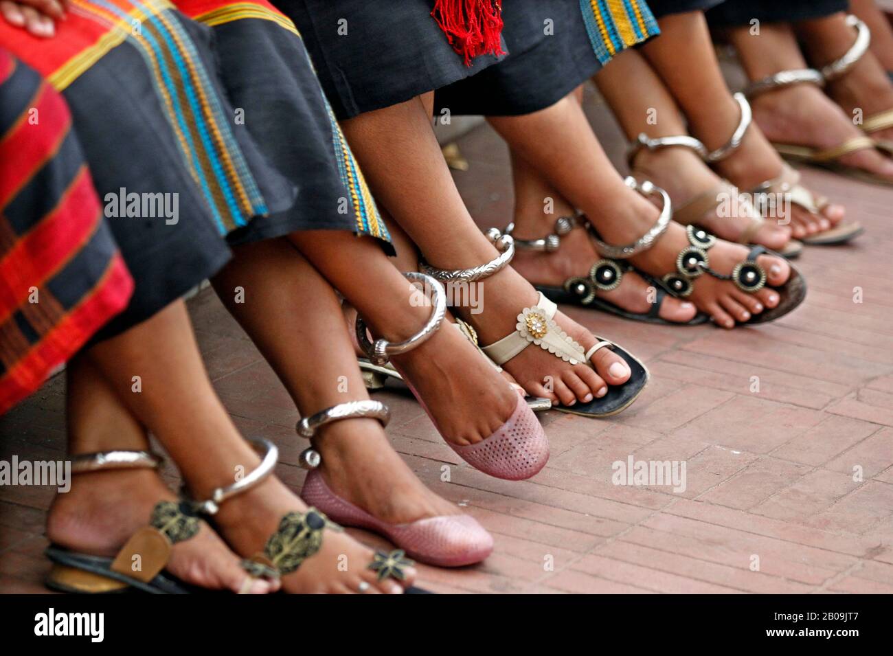 Frauen aus der Garo-Gemeinschaft in traditionellen Kleidern und Verzierungen, bei einem Programm, das den Internationalen Tag der Ureinwohner der Welt markiert, am Central Language Martyr-Denkmal (Central Shaheed Minar in Bangla), in Dhaka, Bangladesch. August 2010. Stockfoto