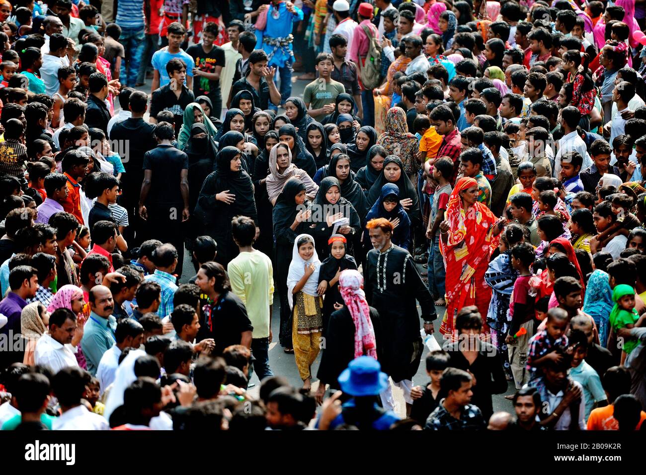 Tausende schiitische Muslime karrten am 10. Tag des heiligen Monats Muharram eine Trauerprozession der heiligen Ashura aus. Ashura markiert das Martyrium von Hazrat Imam Hassan und Hussain, den großen Söhnen des Propheten Mohammed, die in einer Schlacht getötet wurden. Dhaka, Bangladesch. Dezember 2011. Stockfoto