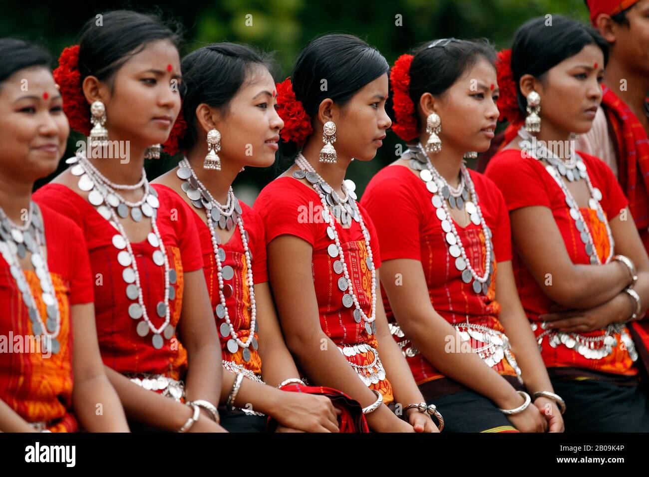 Eine Gruppe von Frauen aus der Garo-Gemeinschaft in traditionellen Kleidern und Verzierungen, bei einem Programm, das den Internationalen Tag der Ureinwohner der Welt markiert, am Central Language Martyr-Denkmal (Central Shaheed Minar in Bangla) in Dhaka, Bangladesch. August 2010. Stockfoto