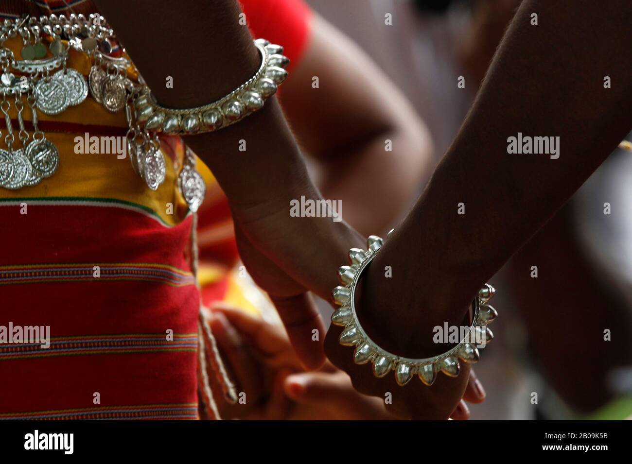 Frauen aus der Garo-Gemeinschaft in traditionellen Kleidern und Verzierungen, bei einem Programm, das den Internationalen Tag der Ureinwohner der Welt markiert, am Central Language Martyr-Denkmal (Central Shaheed Minar in Bangla), in Dhaka, Bangladesch. August 2010. Stockfoto