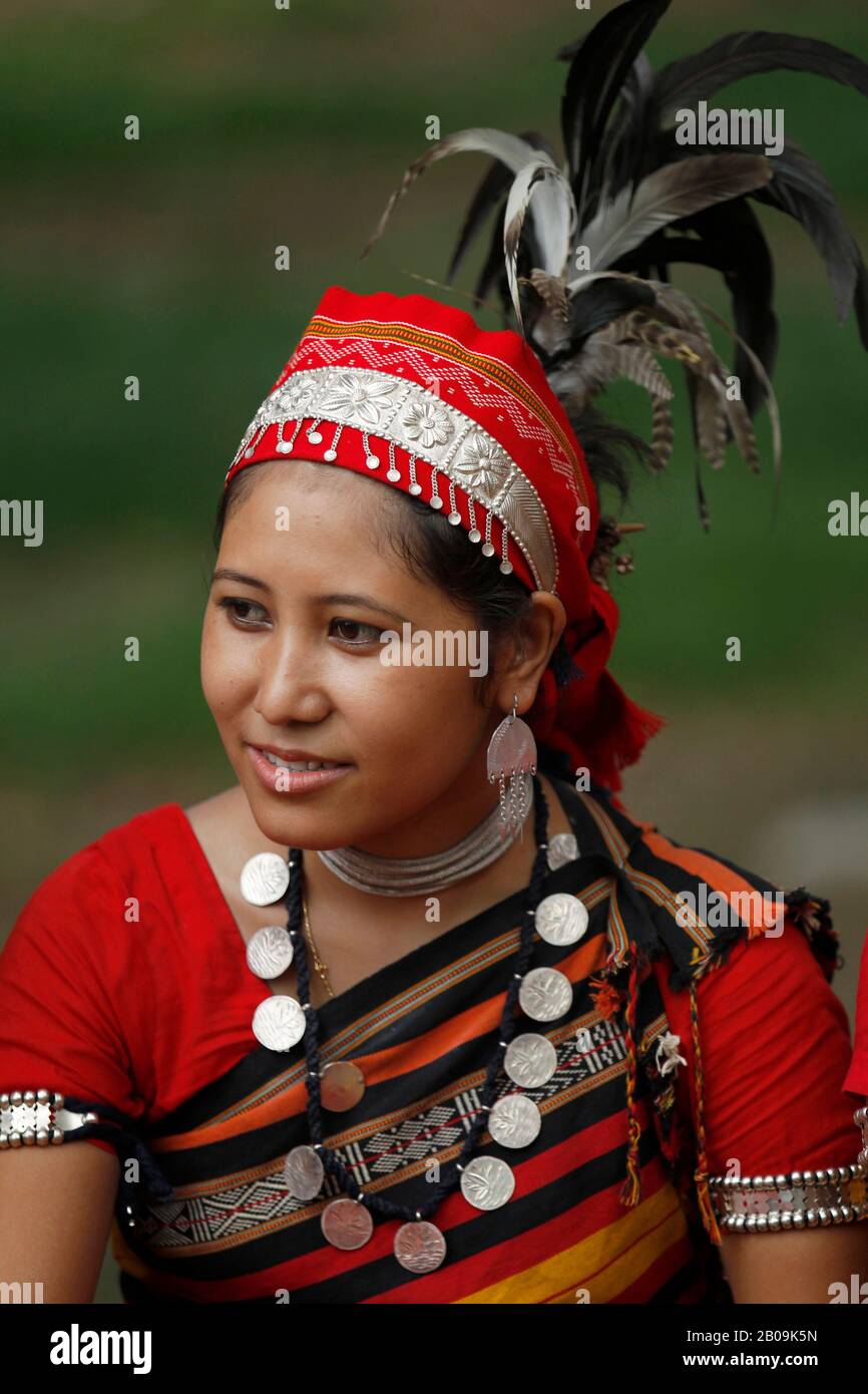 Eine Frau aus der Garo-Gemeinschaft im traditionellen Kleid, bei einem Programm, das den Internationalen Tag der Ureinwohner der Welt markiert, am Central Language Martyr-Denkmal (Central Shaheed Minar in Bangla) in Dhaka, Bangladesch. August 2010. Stockfoto