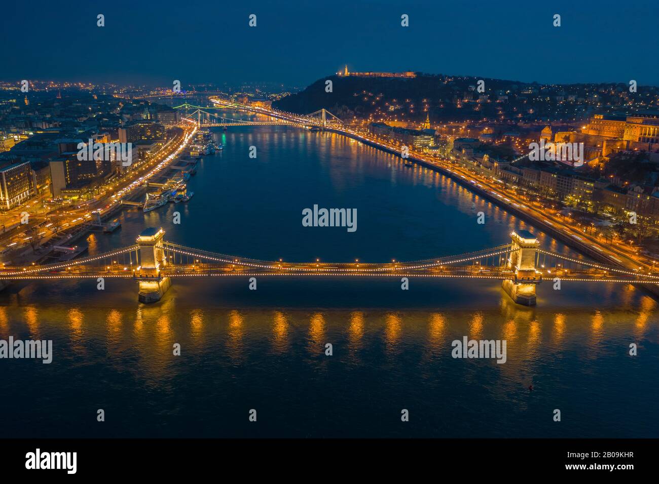 Budapest, Ungarn - Blick Auf Die Skyline Von Budapest in blauer Stunde mit der beleuchteten Szechenyi-Kettenbrücke, Elisabeth-Brücke, Zitadelle von oberhalb von R Stockfoto