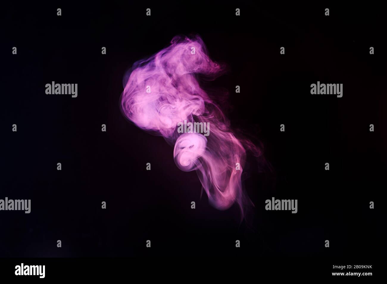 Abstrakter Leuchtraucheffekt auf schwarzem Hintergrund. Rauchwolkenexplosion. Stockfoto