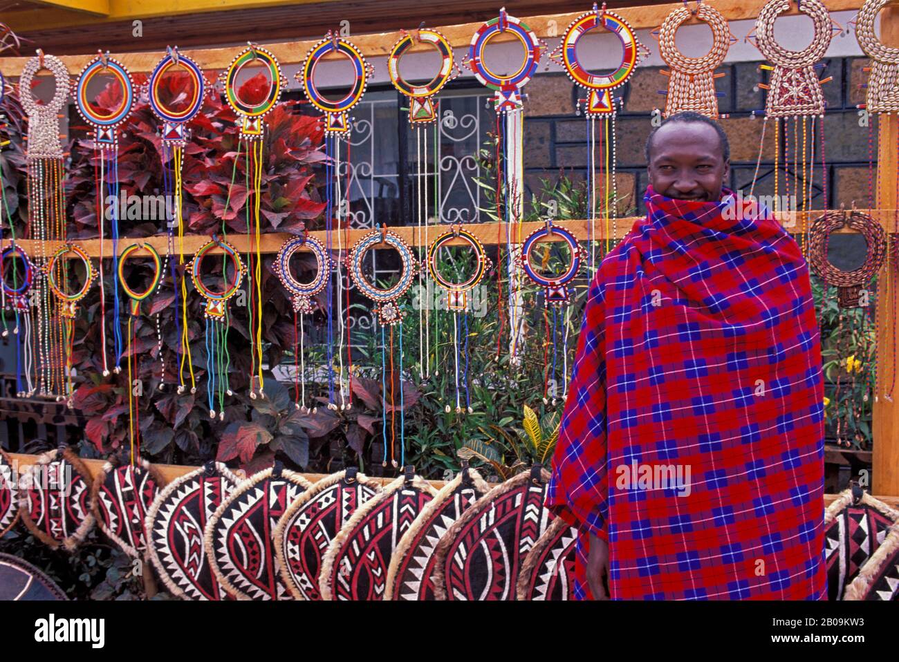 KENIA, NAMANGA, TOURISTENRUHEHALT, MAN VERKAUFT MASAI SOUVENIERS Stockfoto