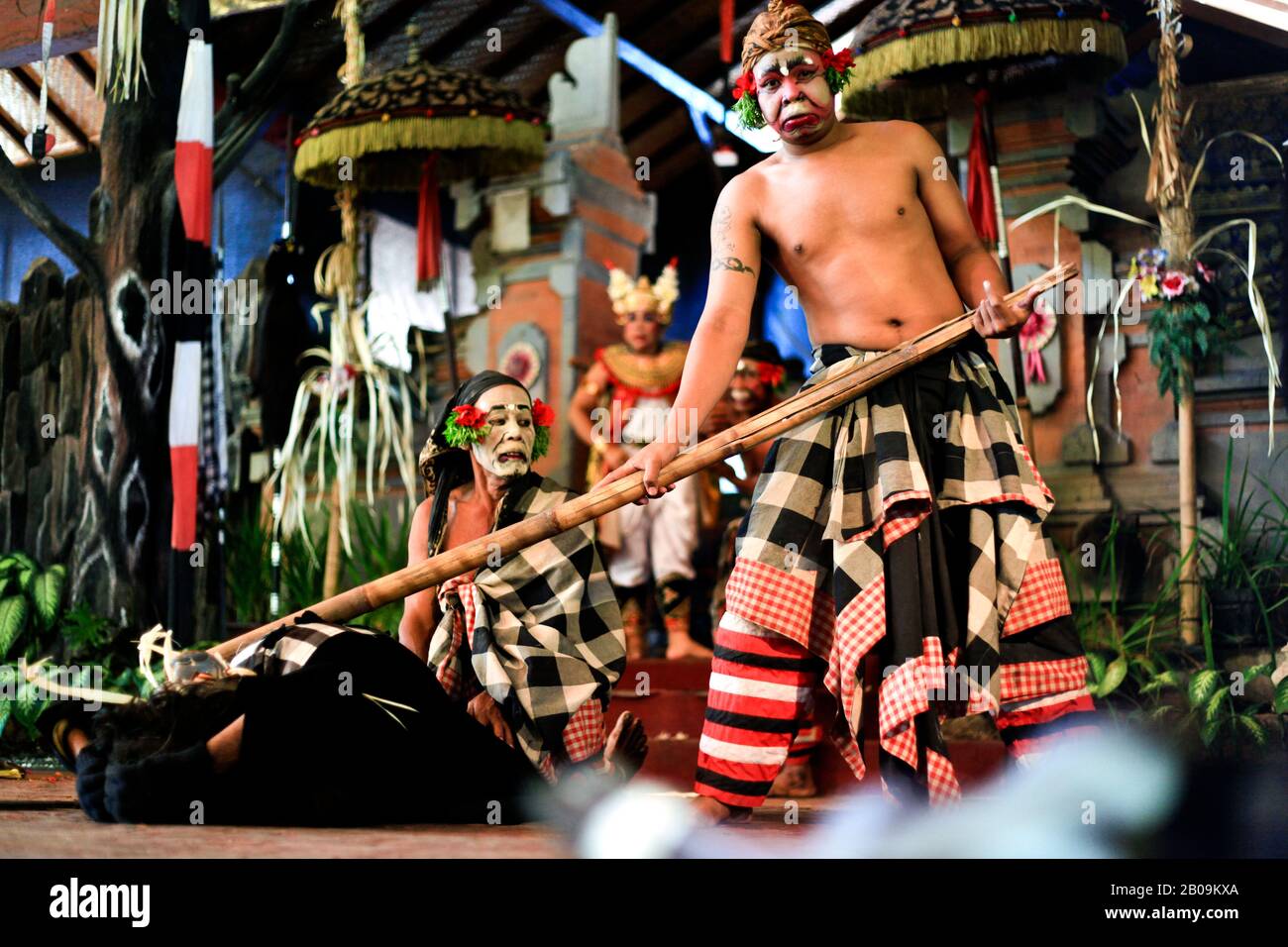 Darsteller durch ein Tanz-Drama verkörpern den balinesischen Hinduismus, in einem Tempel auf Bali. Im Gegensatz zum traditionellen Hinduismus betont der balinesische Hinduismus die lokalen und angestammten Geister und die dramatischen und ästhetisch befriedigenden Handlungen, um diese Geister zu besänftigen. Der von den Balinesen dominierte Hinduismus ist eine der sechs offiziell sanktionierten Religionen Indonesiens. Bali, Indonesien. April 2011. Stockfoto
