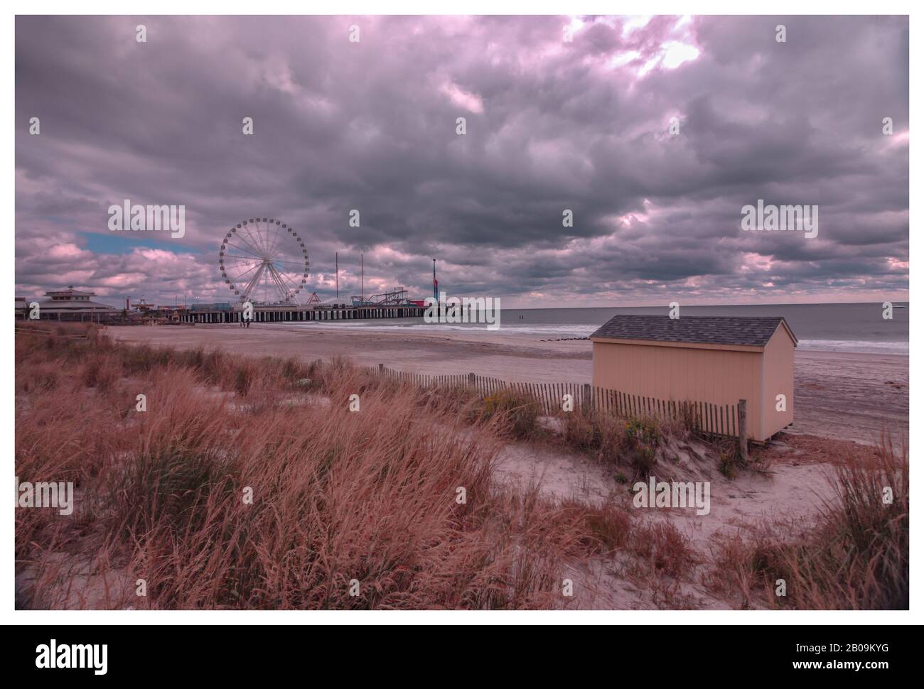 Blick vom Strand auf den Pier von Atlantic City Stockfoto