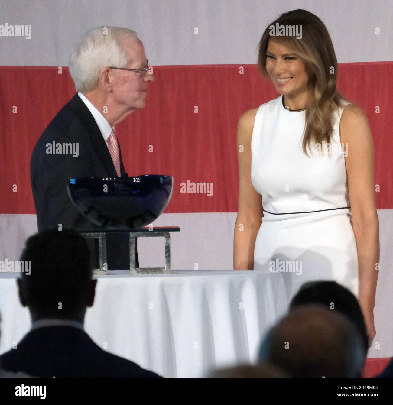 Palm Beach, Vereinigte Staaten. Feb. 2020. First Lady Melania Trump steht mit University President William Fleming (L) zusammen, nachdem sie am Mittwoch, den 19. Februar 2020, ihre Bemerkungen am Mittagessen der Palm Beach Atlantic University Women of Distinction an den Breakers Palm Beach, Florida abgegeben hat. First Lady Trump wurde für ihr Engagement für die Verbesserung der Gemeinden und unseres Landes mit ihrer Besten Politik als Distinktionsfrau für 2020 ausgezeichnet. Foto von Gary I Rothstein/UPI Credit: UPI/Alamy Live News Stockfoto