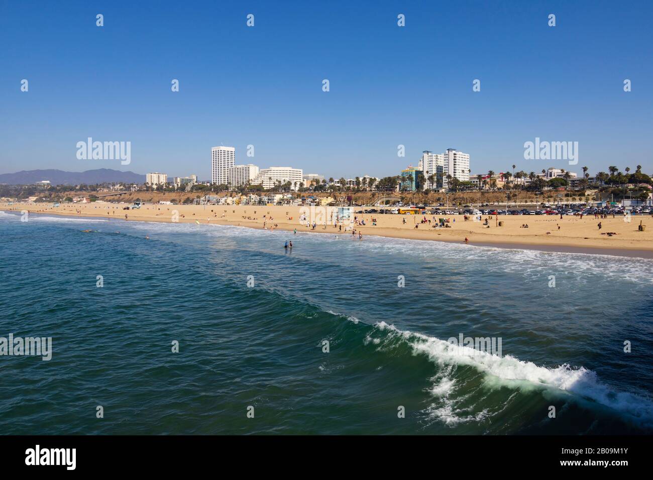 Touristen am Strand von Santa Monica, Los Angeles, Kalifornien, Vereinigte Staaten von Amerika Stockfoto