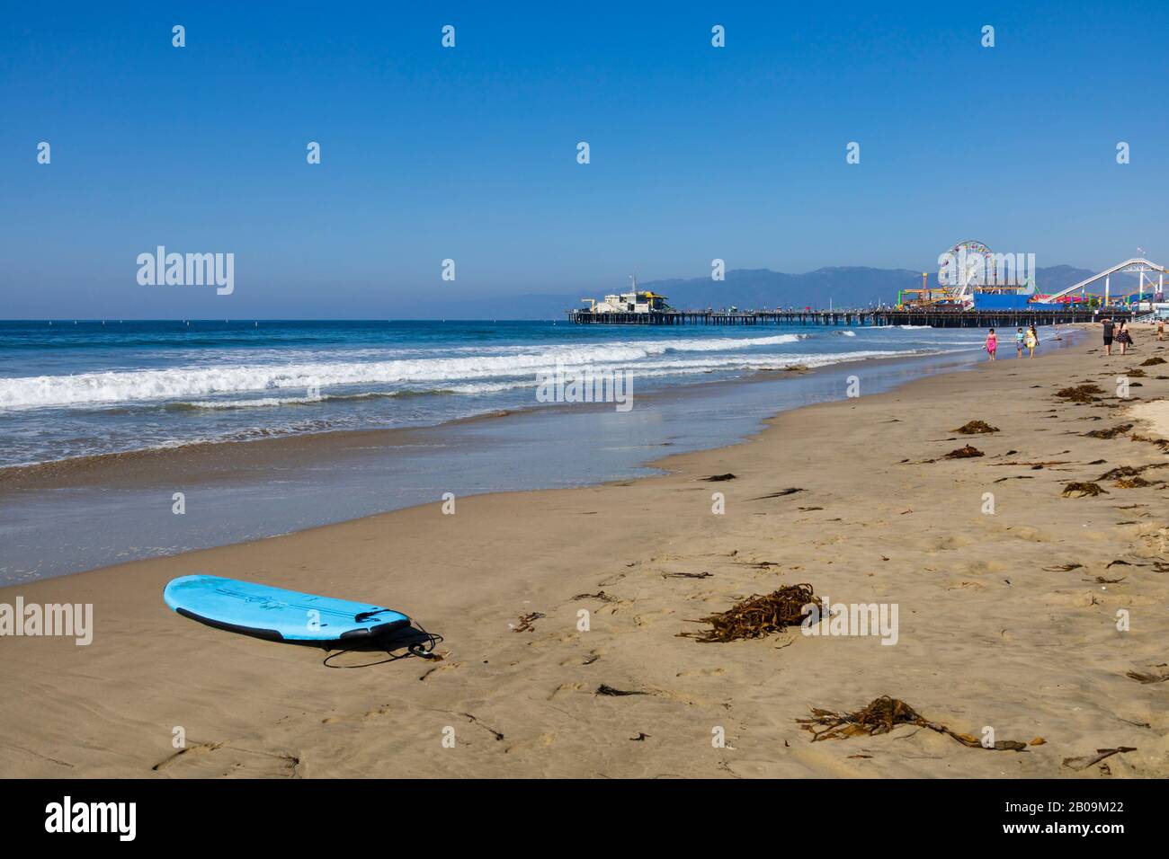 Verlassene Surfbrett am Strand von Santa Monica, Los Angeles, Kalifornien, USA Stockfoto