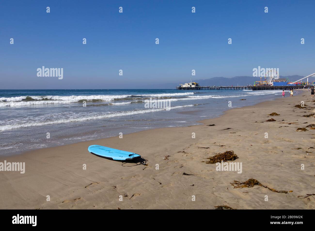 Verlassene Surfbrett am Strand von Santa Monica, Los Angeles, Kalifornien, USA Stockfoto