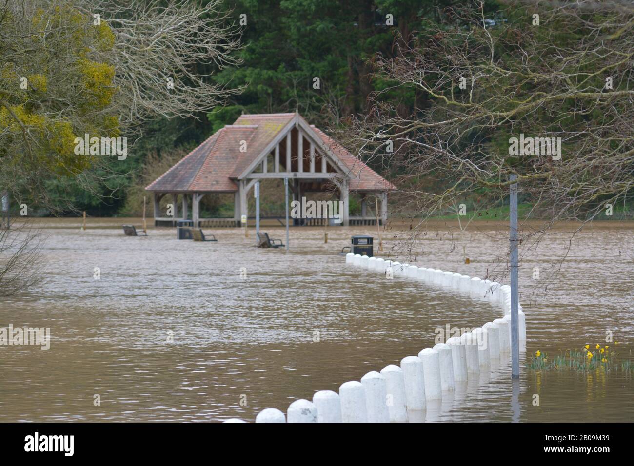 River Wye platzte seine Ufer bei Ross-on-Wye Herefordshire UK mit Wasser bedeckender Straße und Bandstand, um das Klima der globalen Erwärmung zu überschwemmen Stockfoto