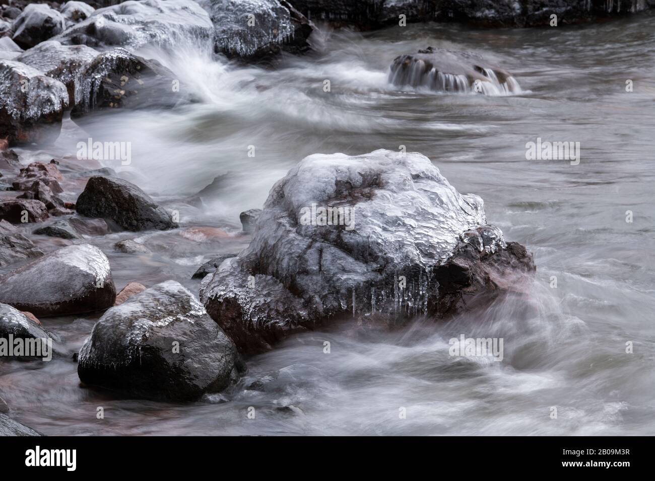 Eisbedeckte Strandsteine, Lake Superior, Minnesota, USA, von Dominique Braud/Dembinsky Photo Assoc Stockfoto