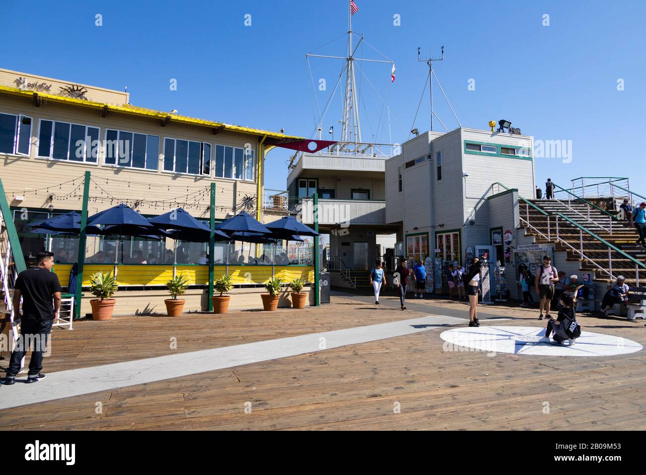 Touristen am Ende des Santa Monica Piers. Mariasol mexikanisches Restaurant und Hafenamt. Kalifornien, Vereinigte Staaten von Amerika Stockfoto