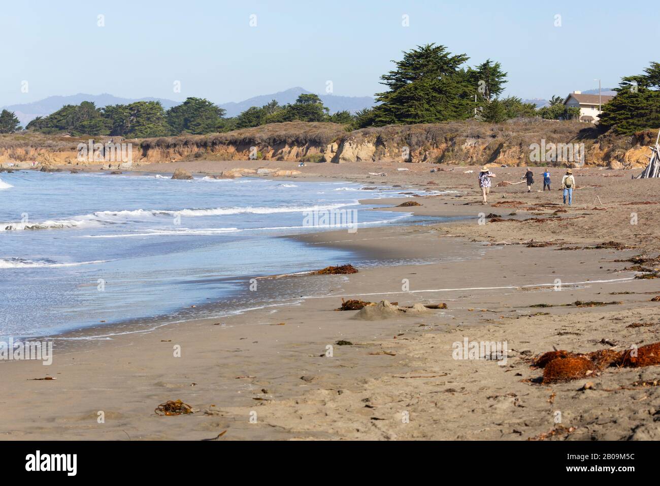 Menschen, die am Strand von Cambria auf dem Pacific Coast Highway, Kalifornien, Vereinigte Staaten von Amerika, spazieren gehen Stockfoto