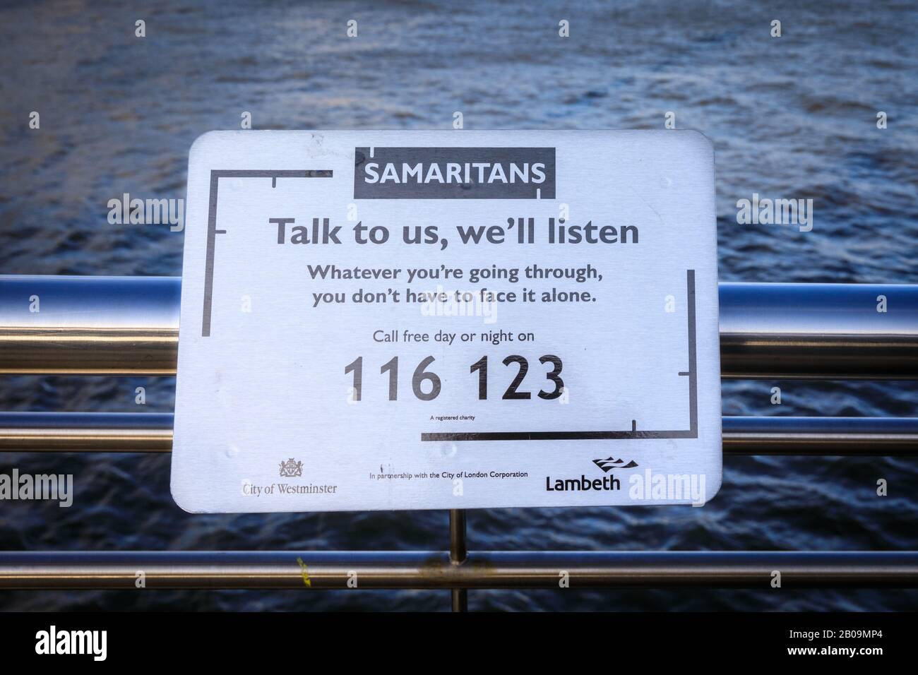 Schild, das die Dienste der Samariter für die Suizidprävention auf einer Brücke über die Themse, Westminster, London, Großbritannien, wirbt Stockfoto