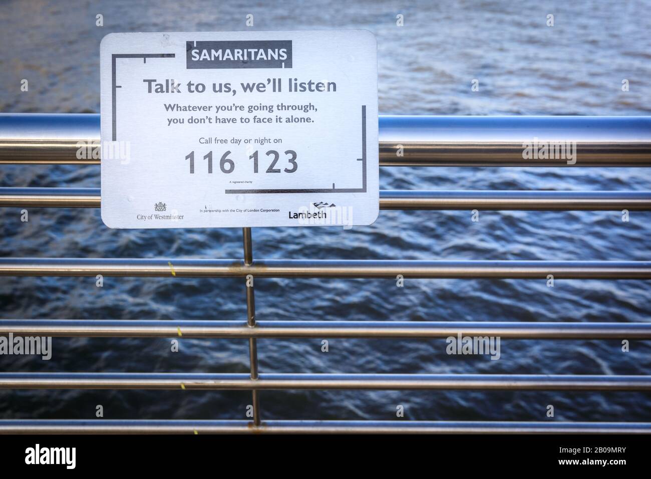 Schild, das die Dienste der Samariter für die Suizidprävention auf einer Brücke über die Themse, Westminster, London, Großbritannien, wirbt Stockfoto