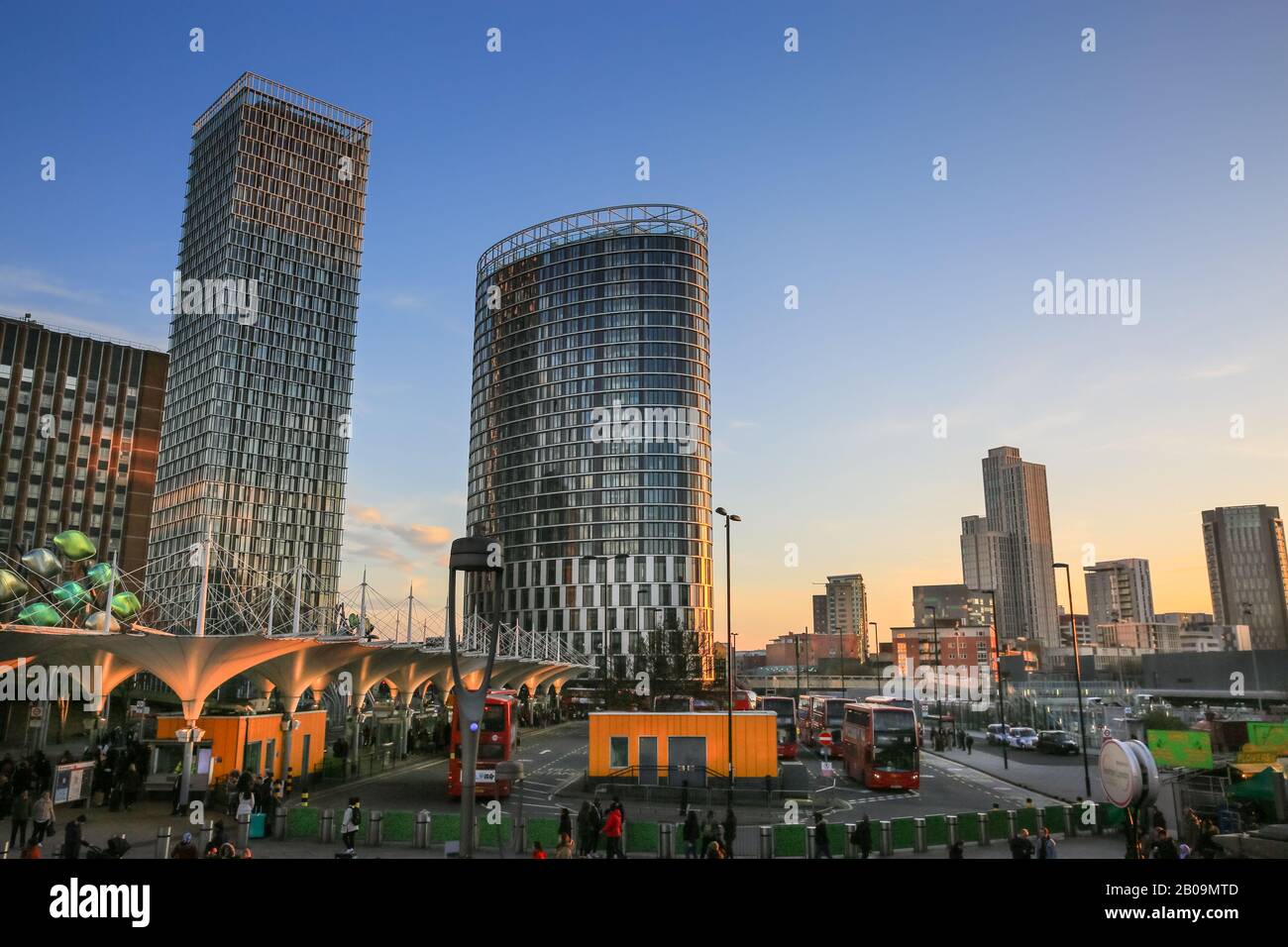 Stratford Busbahnhof und neue Wohn-Wohnblocks, Stratford, Newham, London Stockfoto