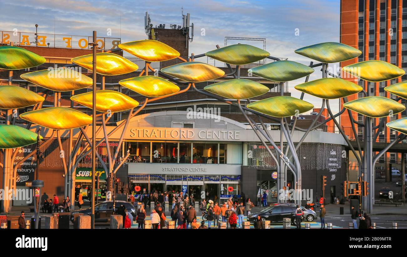Stratford Center, Einkaufszentrum und Mall mit Der Stratford Shoal Installation, London Stockfoto