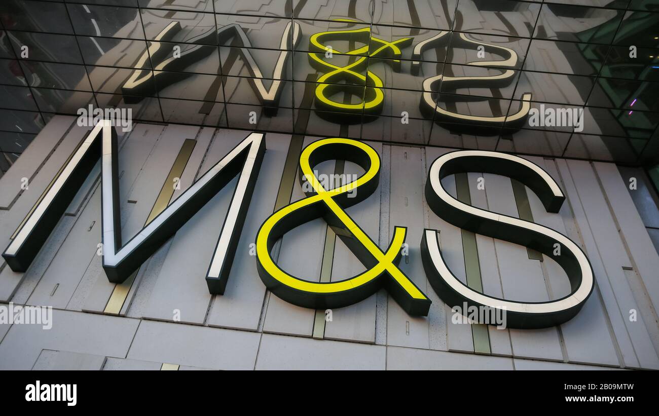 M&S, Marks & Spencer-Logo und Außenansicht, Einzelhandelsarchitektur im Westfield Stratford Einkaufszentrum, London, Großbritannien Stockfoto