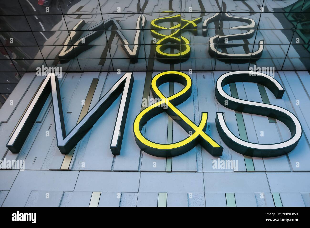 M&S, Marks & Spencer-Logo und Außenansicht, Einzelhandelsarchitektur im Westfield Stratford Einkaufszentrum, London, Großbritannien Stockfoto