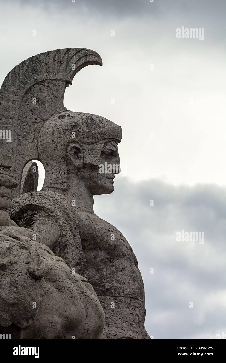 ROM, Italien - 05. Oktober 2018: Die römische Legionstatue schmückt Ponte Vittorio Emmanuele II. In Rom Stockfoto