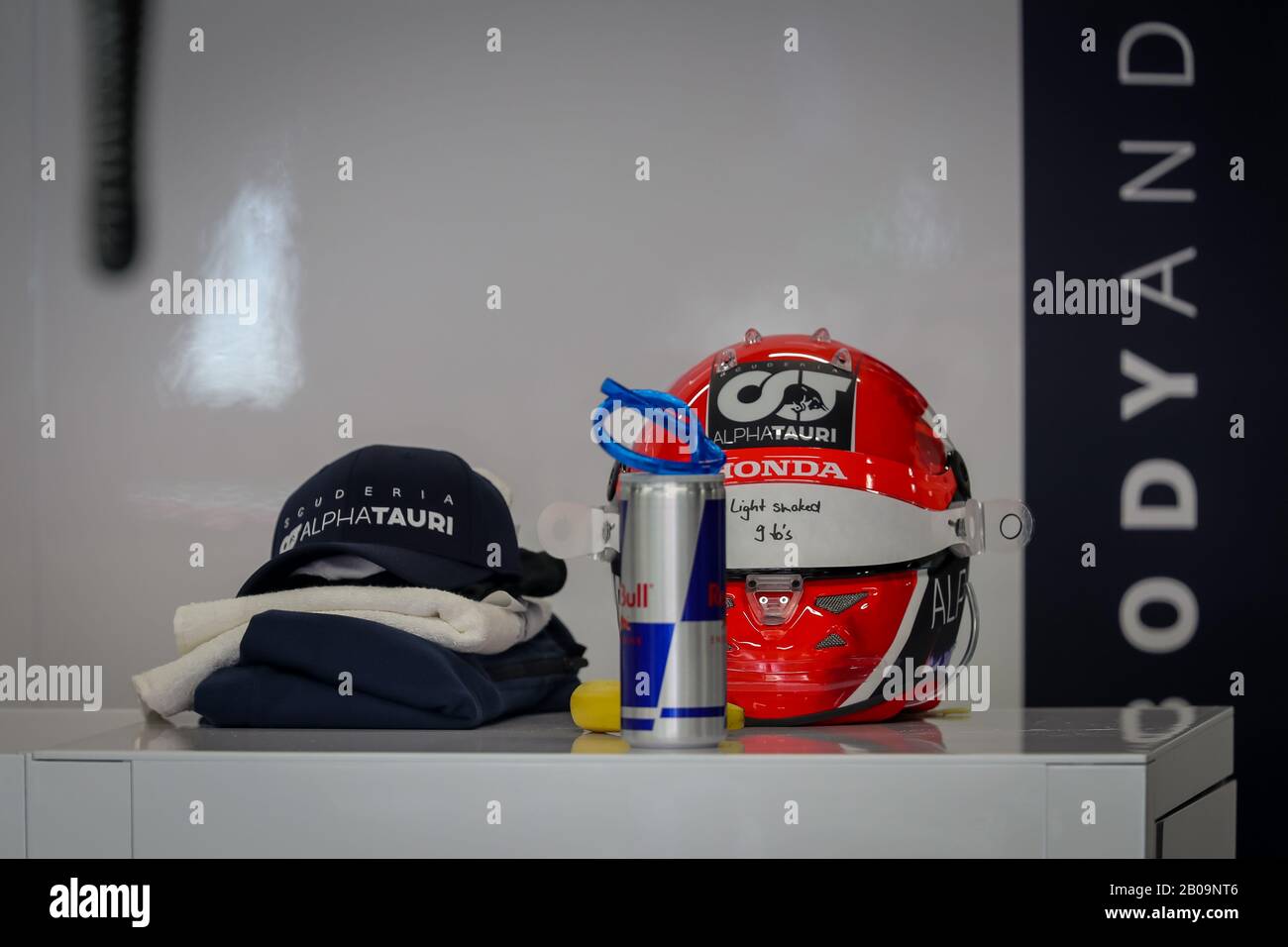 Daniil Kvyat von Alpha Tauri Detail während der Nachmittagssitzung des ersten Tages der F1-Testtage in Montmelo Circuit. Stockfoto