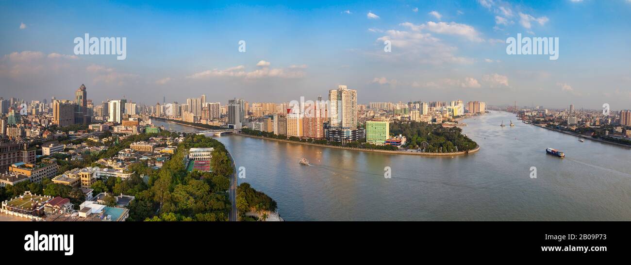 Blick über den Fluss Zhujiang vom White Swan Hotel, Guangzhou, China. Für dieses Panoramabild wurden fünf Bilder kombiniert. Stockfoto