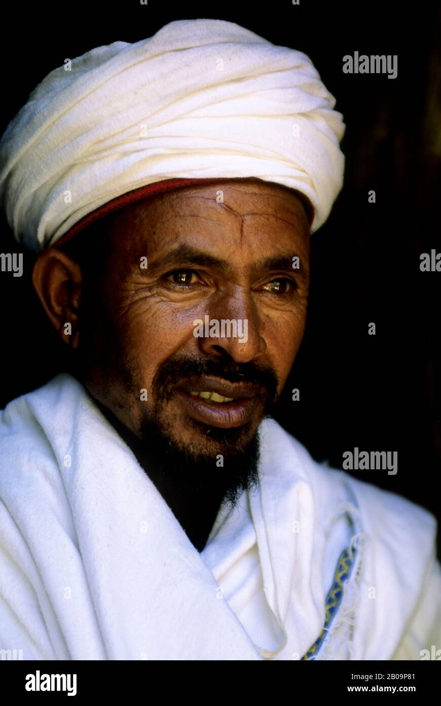 ÄTHIOPIEN, LALIBELA, UNESCO-WELTKULTURERBE, IN FELSEN GEHAUENE KIRCHE, KREUZKIRCHE, PRIESTER, PORTRÄT Stockfoto