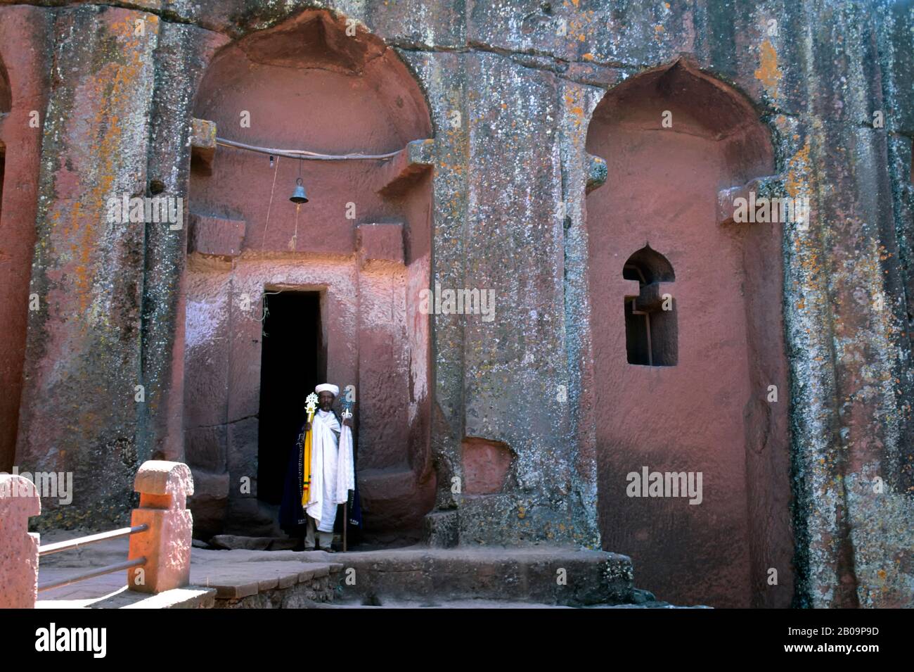 ÄTHIOPIEN, LALIBELA, UNESCO-WELTKULTURERBE, IN FELSEN GEHAUENE KIRCHE, PRIESTER MIT KREUZ Stockfoto