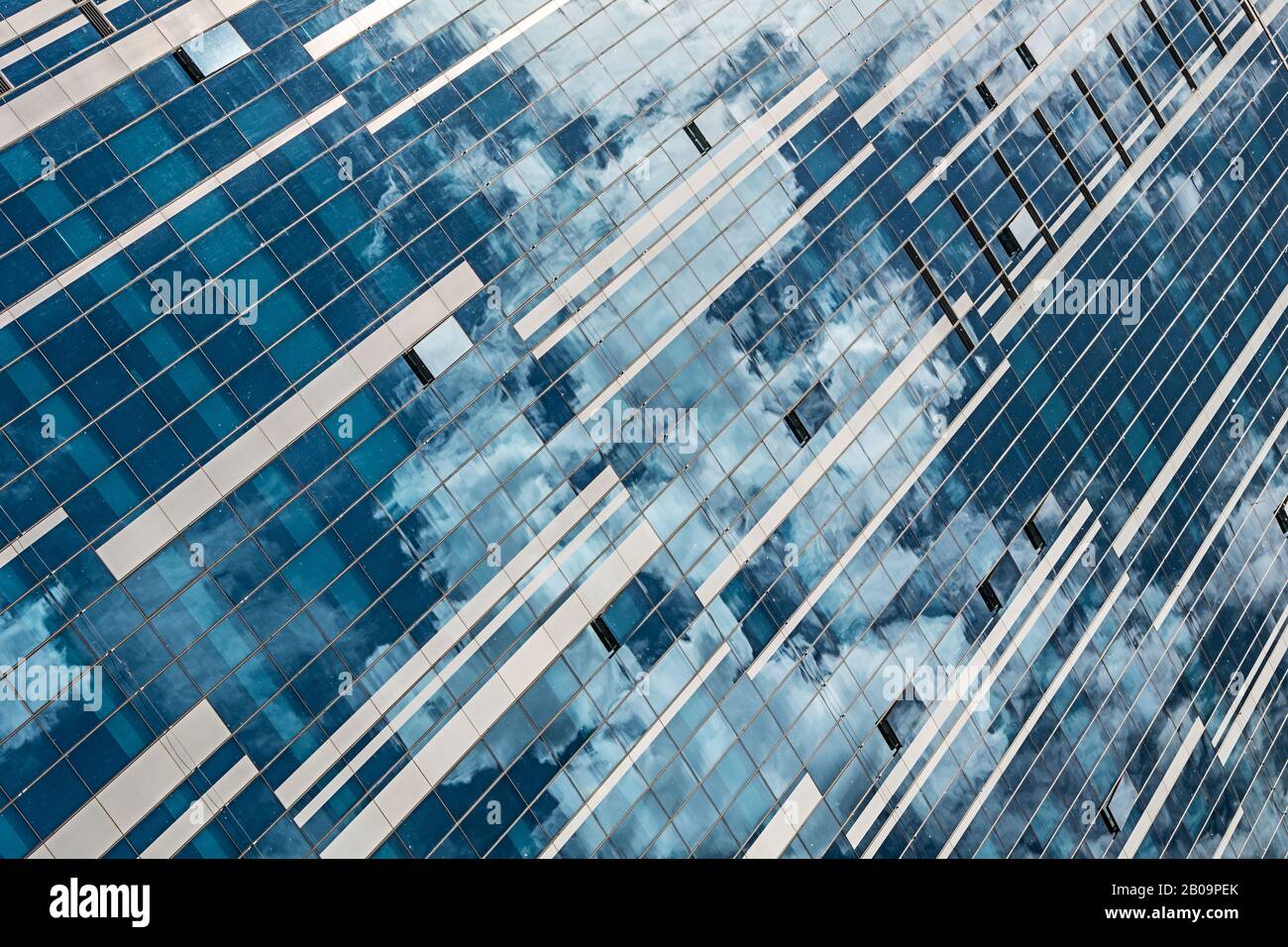 Futuristische Industriestruktur mit Reflexion der bewölkten Himmel Stockfoto
