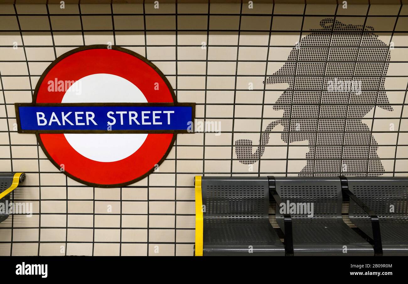 London, England, Großbritannien. U-Bahnhof Baker Street - Sherlock Holmes Artwork auf dem Bahnsteig Stockfoto