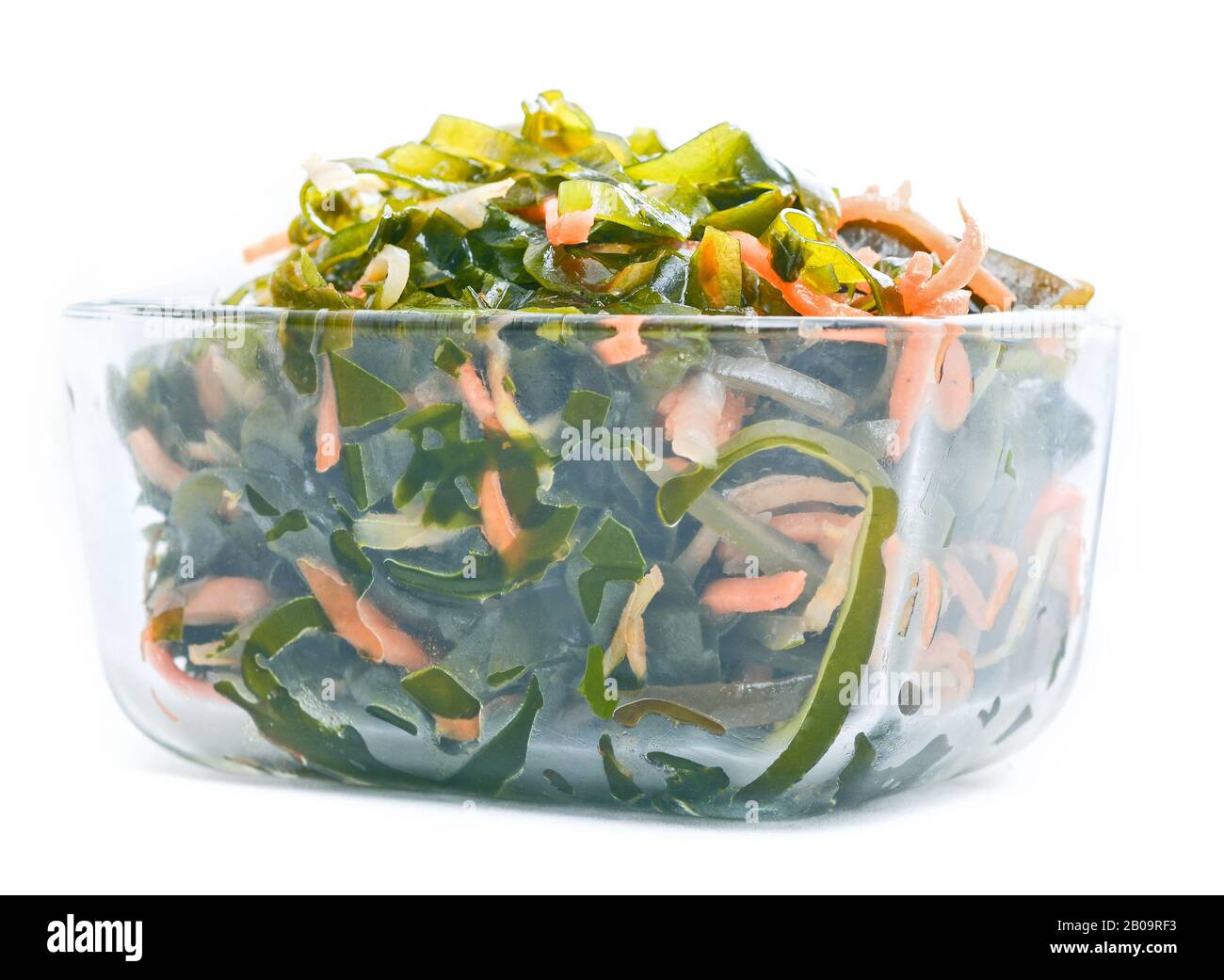 Salat aus eingelegtem Seekale und Karotten in einer Glasschale Stockfoto