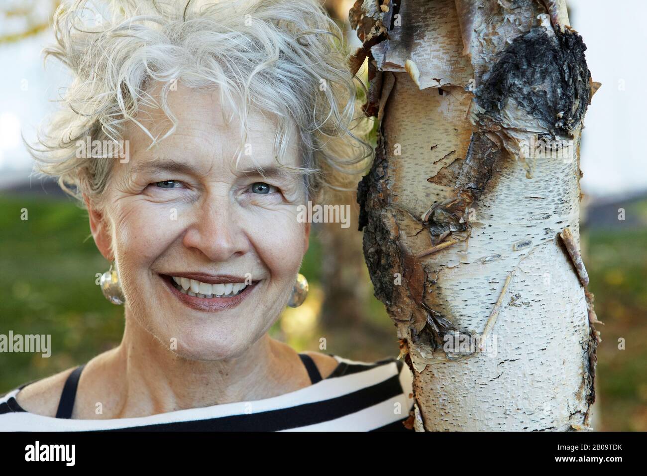 Schöne, lächelnde 65-jährige Frau Stockfoto
