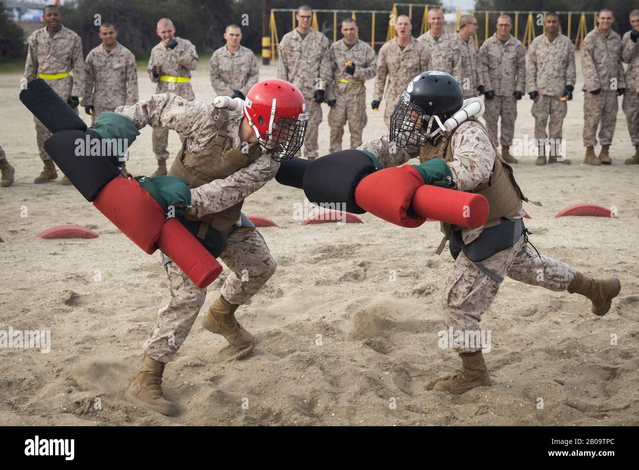 Die Rekruten des US Marine Corps bei Delta Company, 1st Recruit Training Battalion, nehmen am Pugil Sticks Training im Marine Corps Recruit Depot am 18. Februar 2020 in San Diego, Kalifornien Teil. Stockfoto