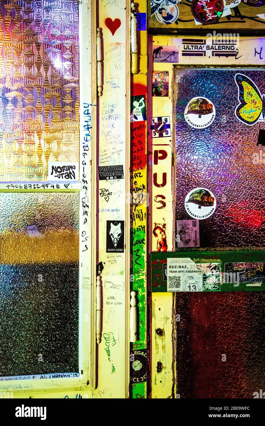 Detail einer Mauer in Szimpla Kert, der ältesten Ruinenbar in einer ehemaligen verlassenen Fabrik, Budapest, Ungarn Stockfoto