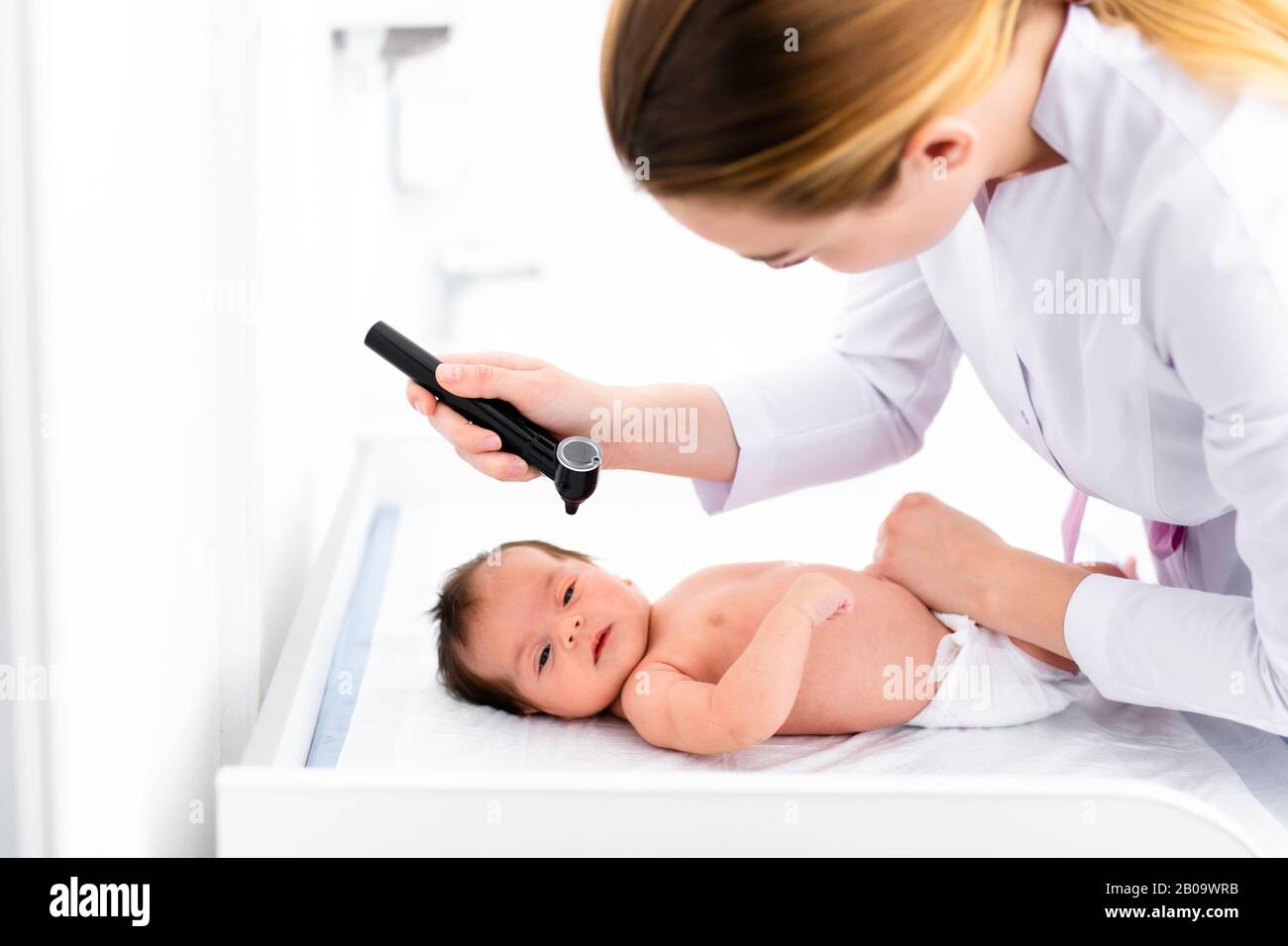 Der Kinderarzt untersucht das 2-wöchige Ohr des alten Babys in der neuen  pädiatrischen Klinik. Junger Arzt, der Otoskop (Auriskop) verwendet, um den  Gehörgang und die Trommelmembran zu überprüfen Stockfotografie - Alamy