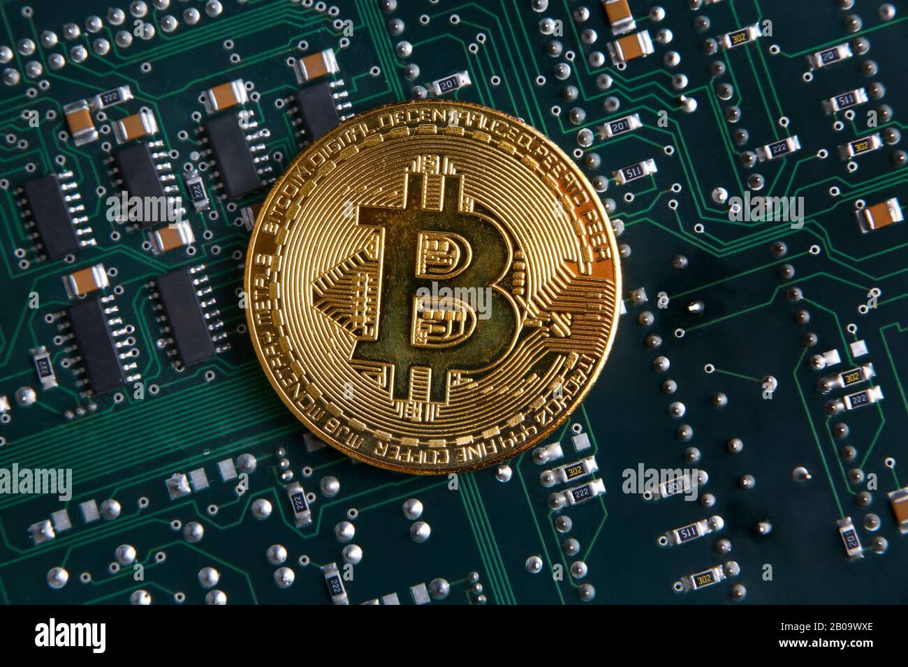 Bitcoin gold Münze auf ein grün & schwarz computer. Stockfoto