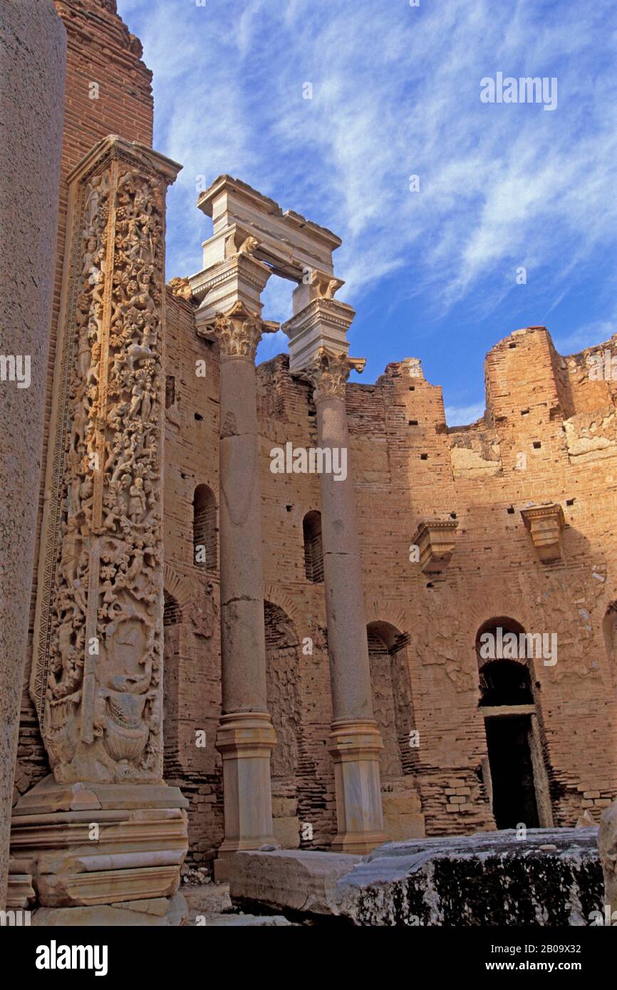 LIBYEN, IN DER NÄHE VON TRIPOLIS, LEPTIS MAGNA, SEWERAN-BASILIKA, SKULPTIERTE PILASTER Stockfoto