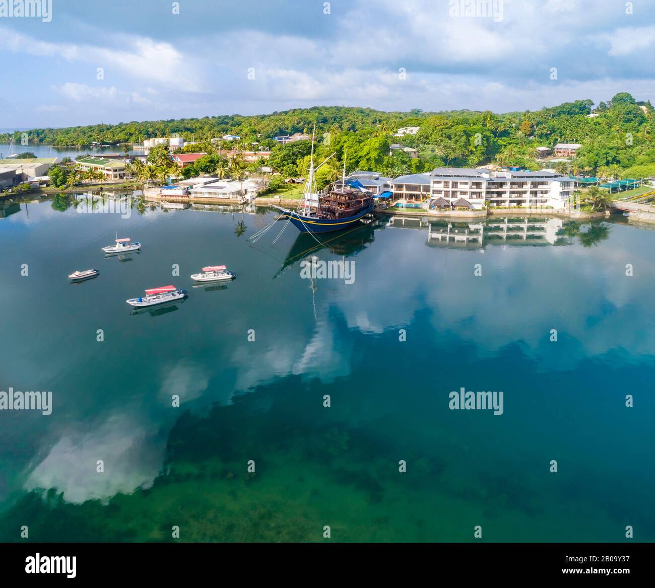Ein Luftbild von über dem Wasser des Manta Ray Bay Resort und es ist ein schwimmendes Restaurant "The Mnuw" auf der Insel Yap, Mikronesien. Stockfoto