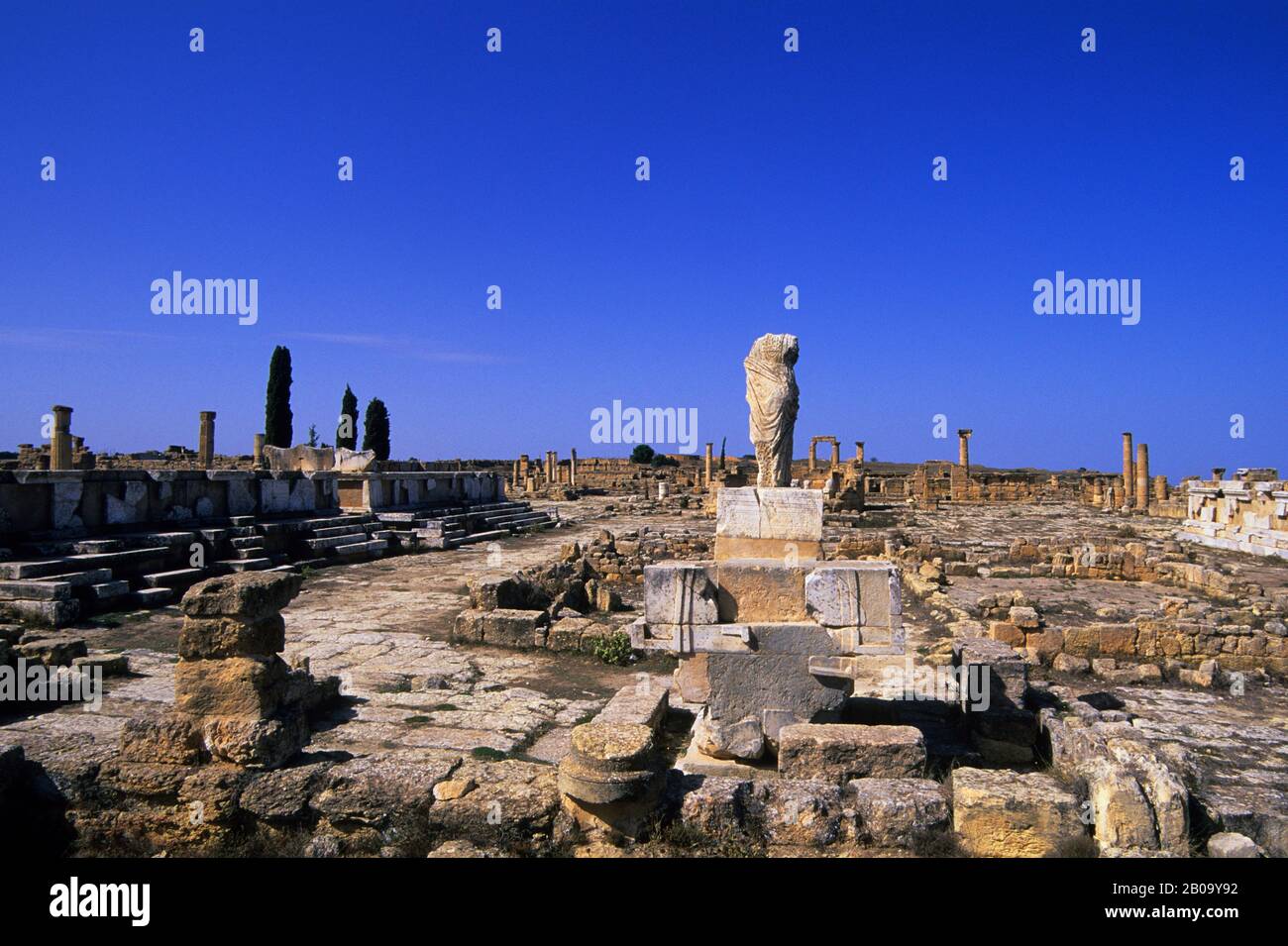 LIBYEN, IN DER NÄHE VON BENGASI, KYRENE, AGORA, STATUE Stockfoto