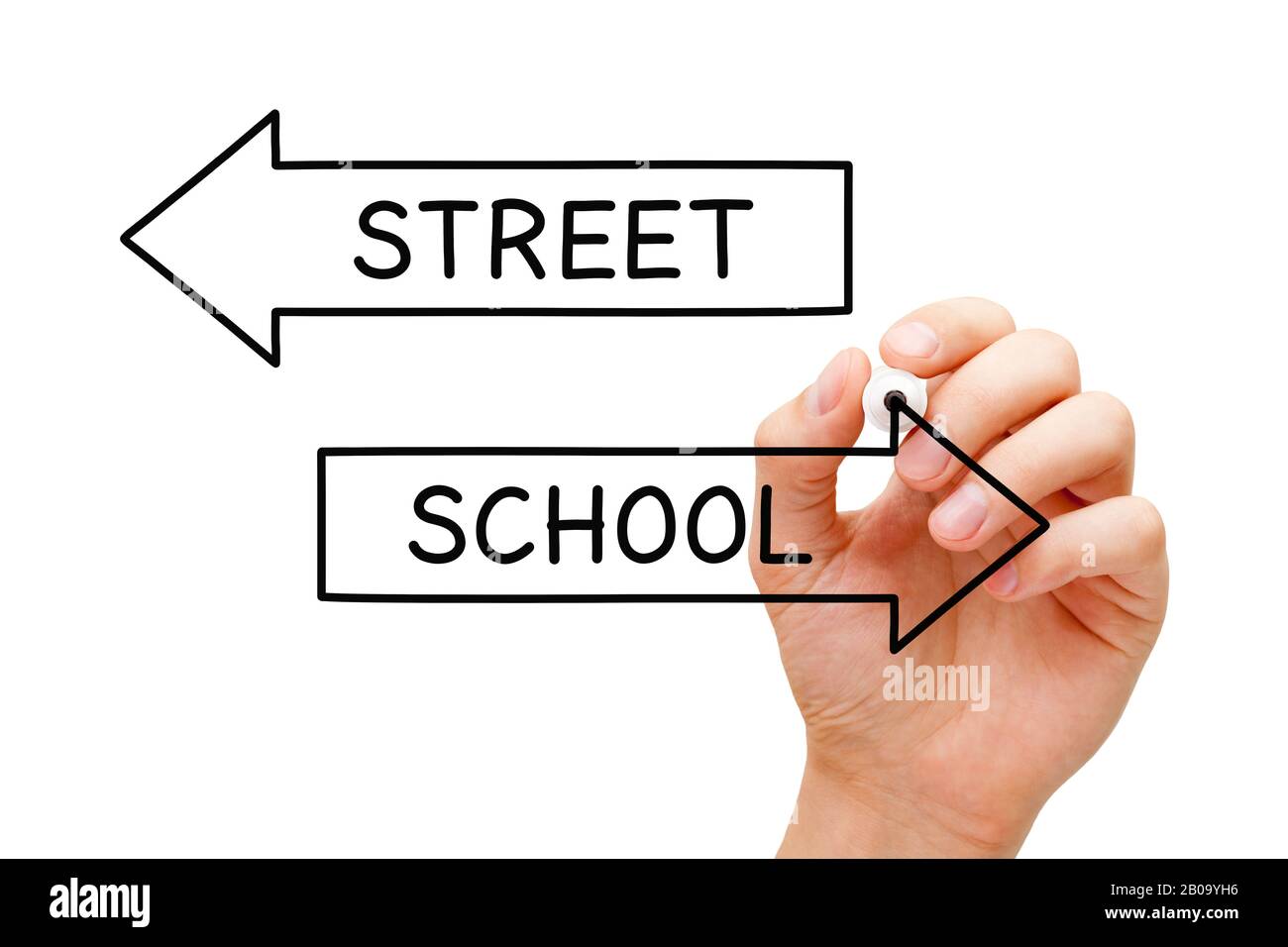 Hand schreiben Schule oder Straße auf Pfeile mit Markierung auf durchsichtigem Wischbrett. Außerschulische Jugendfrage oder außerschulisches Lernkonzept. Stockfoto