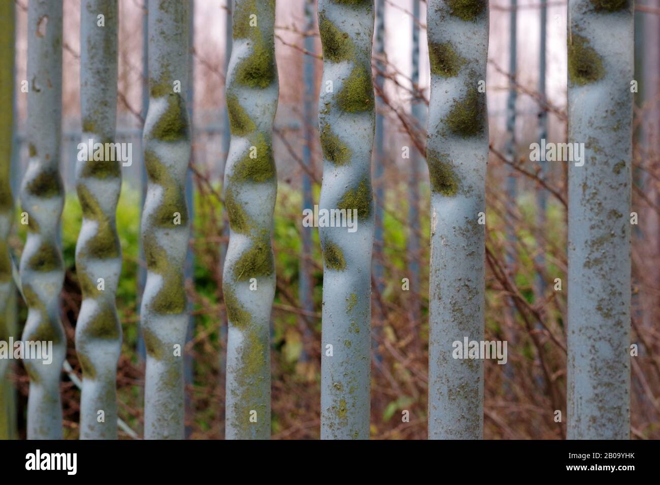 Kunstvolle Metallgittergeländer in Geschäftseinheiten, abstrakt Stockfoto