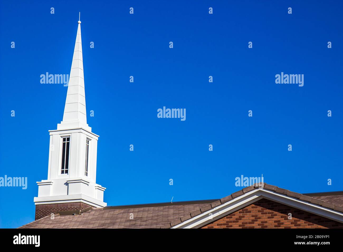 Weiße Spitze Steil Auf Der Örtlichen Kirche Stockfoto