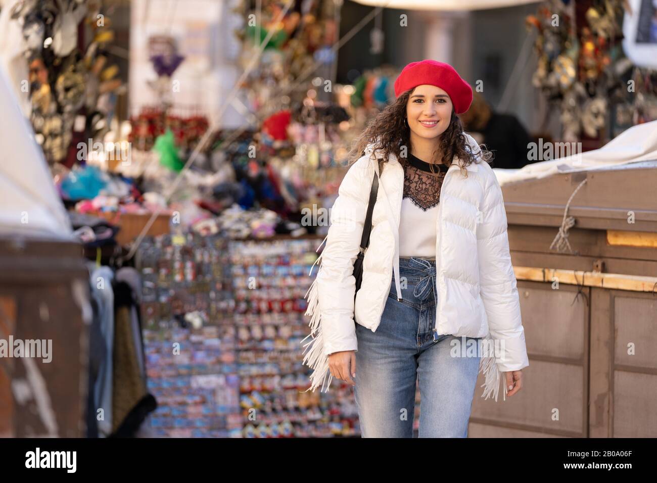Mode gekleidete Frau, die auf den Straßenmärkten einkauft Stockfoto