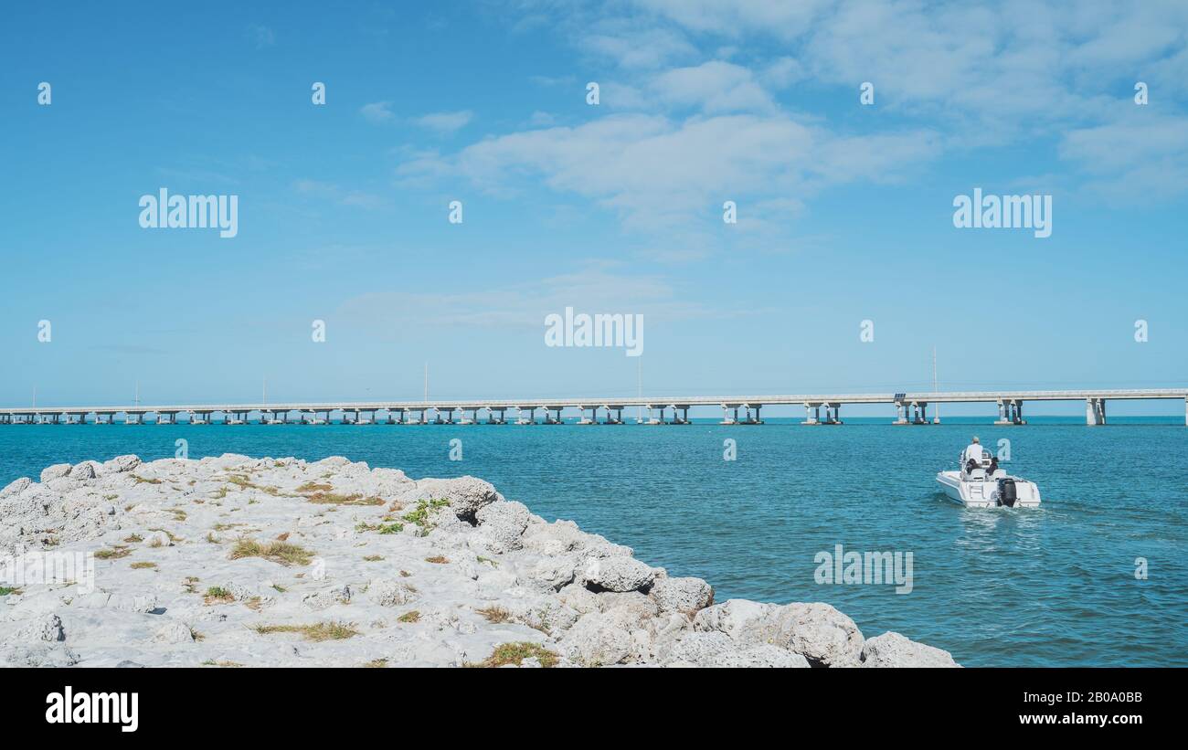 Bahia Honda State Park, Florida Keys. Bootsfahrer, der den Tag mit seinen Hunden genießt. Stockfoto