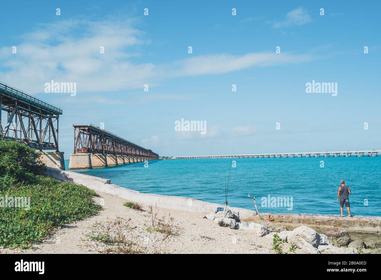 Bahia Honda State Park, Florida Keys - 19. JANUAR 2020. Mann, der in kristallklarem Wasser in der Nähe der alten Übersee-Autobahnbrücke fischte Stockfoto