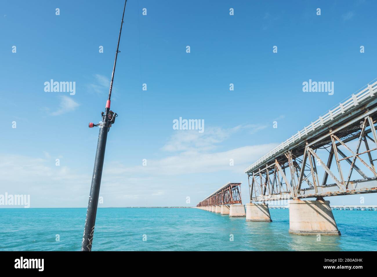 Bahia Honda State Park, Florida Keys. Angelpfahl vor einem Abschnitt der alten Flagler Übersee-Autobahnbrücke. Stockfoto